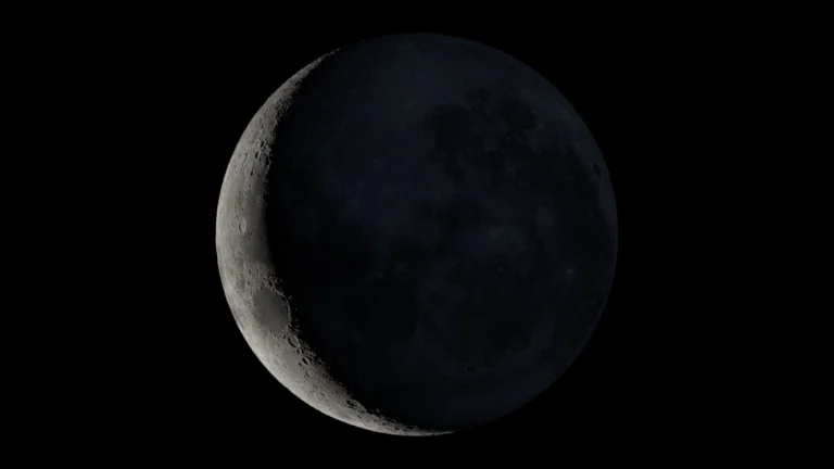 Visualização científica da Lua em 14 de outubro de 2026, às 06h00 de Brasília, com o sul lunar para cima e iluminação na etapa crescente