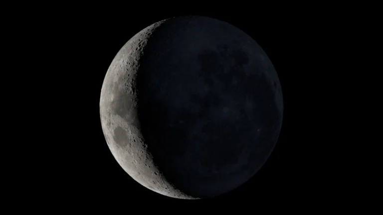 Visualização científica da Lua em 15 de outubro de 2026, às 06h00 de Brasília, com o sul lunar para cima e iluminação na etapa crescente