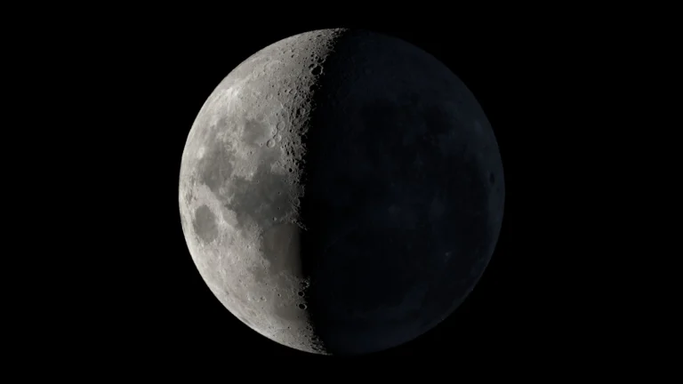 Visualização científica da Lua em 17 de outubro de 2026, às 06h00 de Brasília, com o sul lunar para cima e iluminação na etapa crescente
