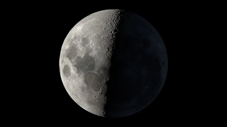 Visualização científica da Lua em 18 de outubro de 2026, às 06h00 de Brasília, com o sul lunar para cima e iluminação na etapa crescente