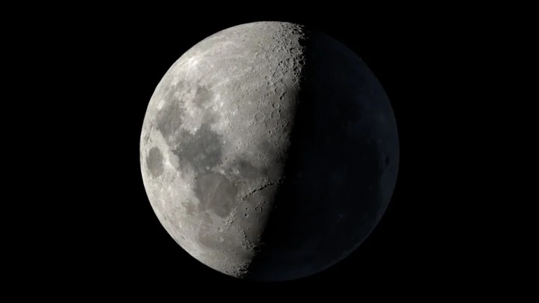 Visualização científica da Lua em 19 de outubro de 2026, às 06h00 de Brasília, com o sul lunar para cima e iluminação na etapa gibosa crescente