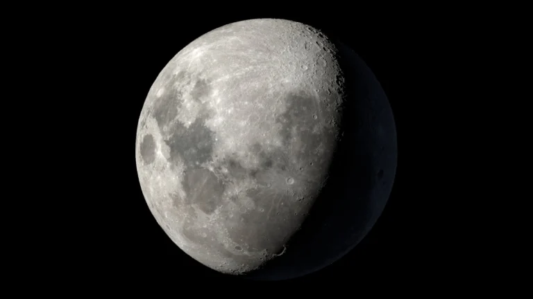 Visualização científica da Lua em 21 de outubro de 2026, às 06h00 de Brasília, com o sul lunar para cima e iluminação na etapa gibosa crescente