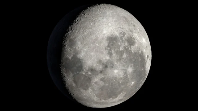 Visualização científica da Lua em 29 de outubro de 2026, às 06h00 de Brasília, com o sul lunar para cima e iluminação na etapa gibosa minguante