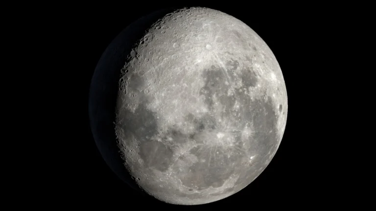 Visualização científica da Lua em 29 de outubro de 2026, às 06h00 de Brasília, com o sul lunar para cima e iluminação na etapa gibosa minguante