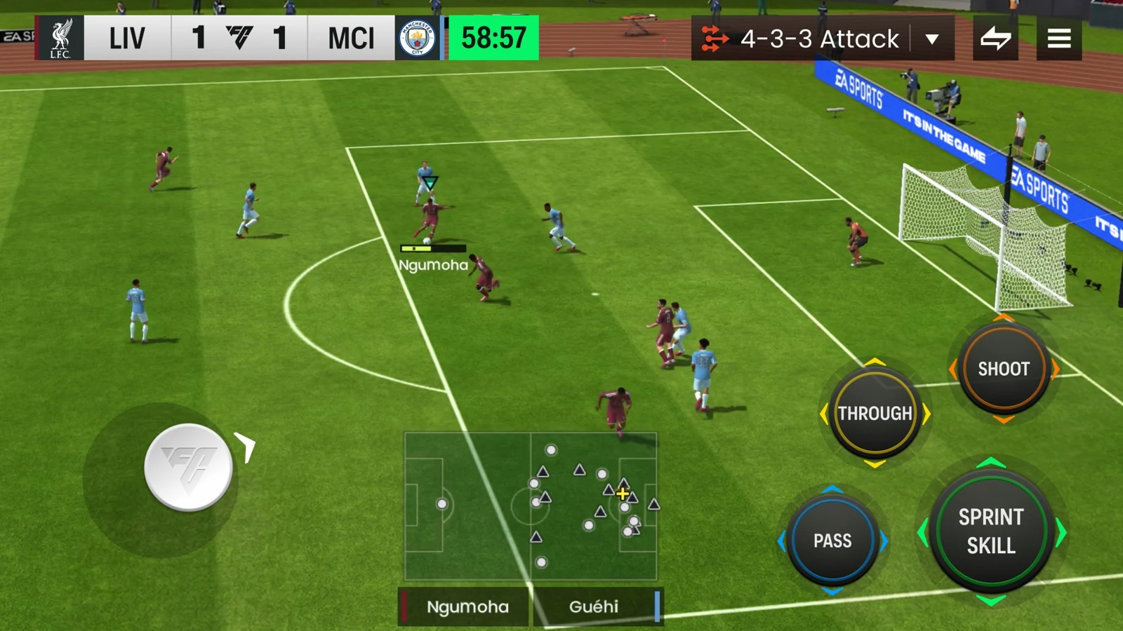 Partida entre Liverpool e Manchester City com os controles de FC Mobile visíveis