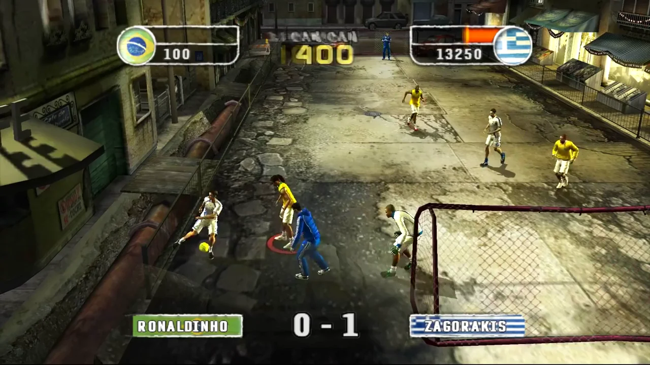 Partida de FIFA Street 2 com Ronaldinho em uma quadra de futebol de rua