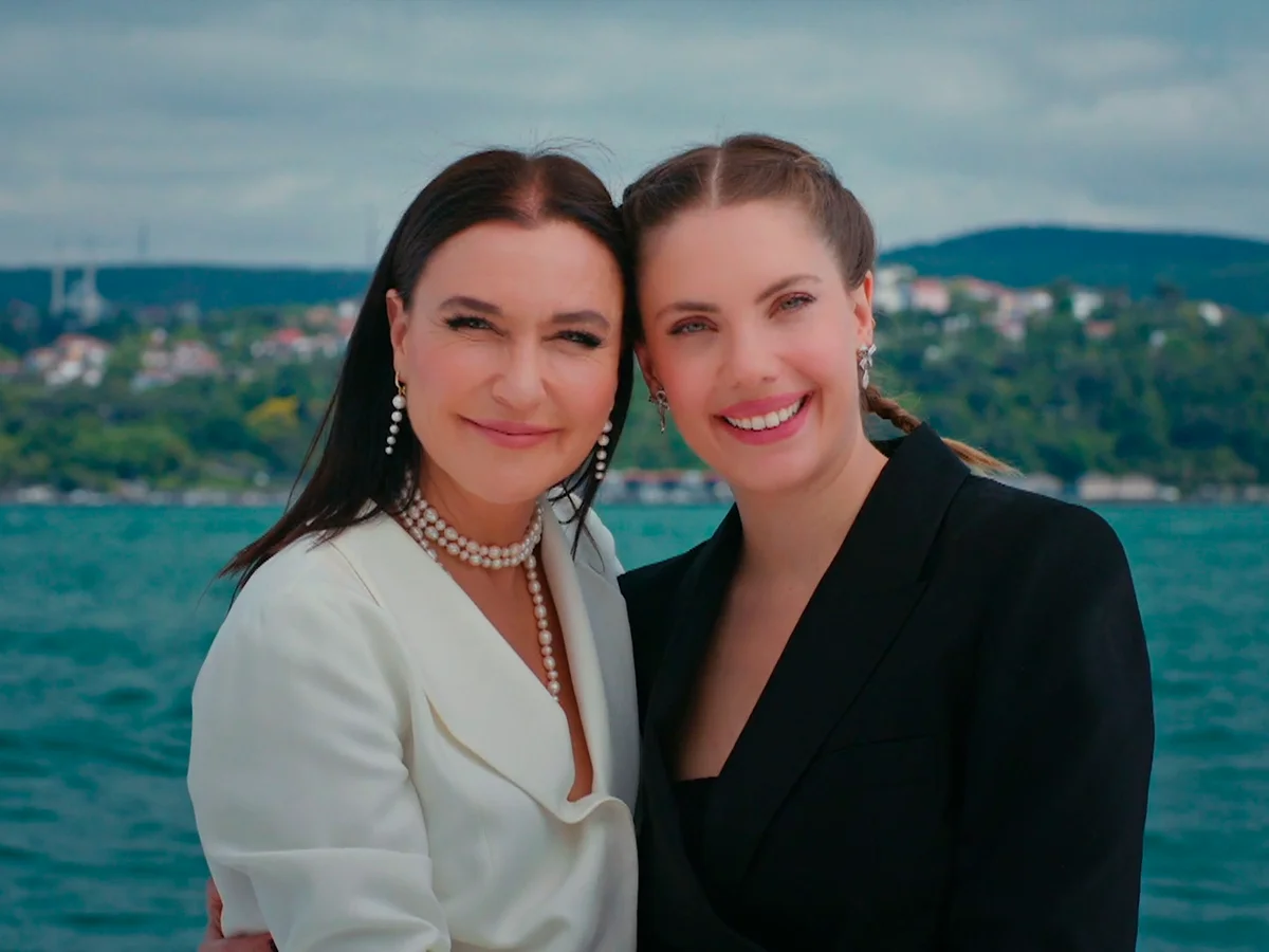 Ender e Yildiz sorrindo juntas perto do mar no desfecho da novela turca Yasak Elma