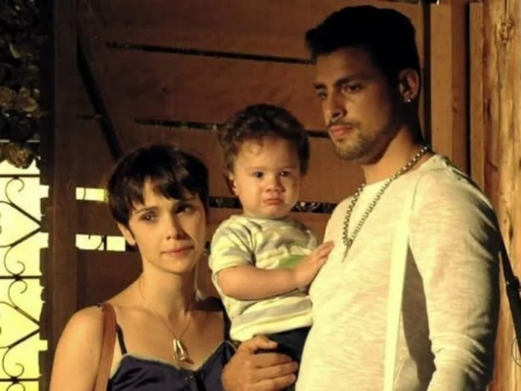Nina e Jorginho ao lado do filho no final da novela Avenida Brasil
