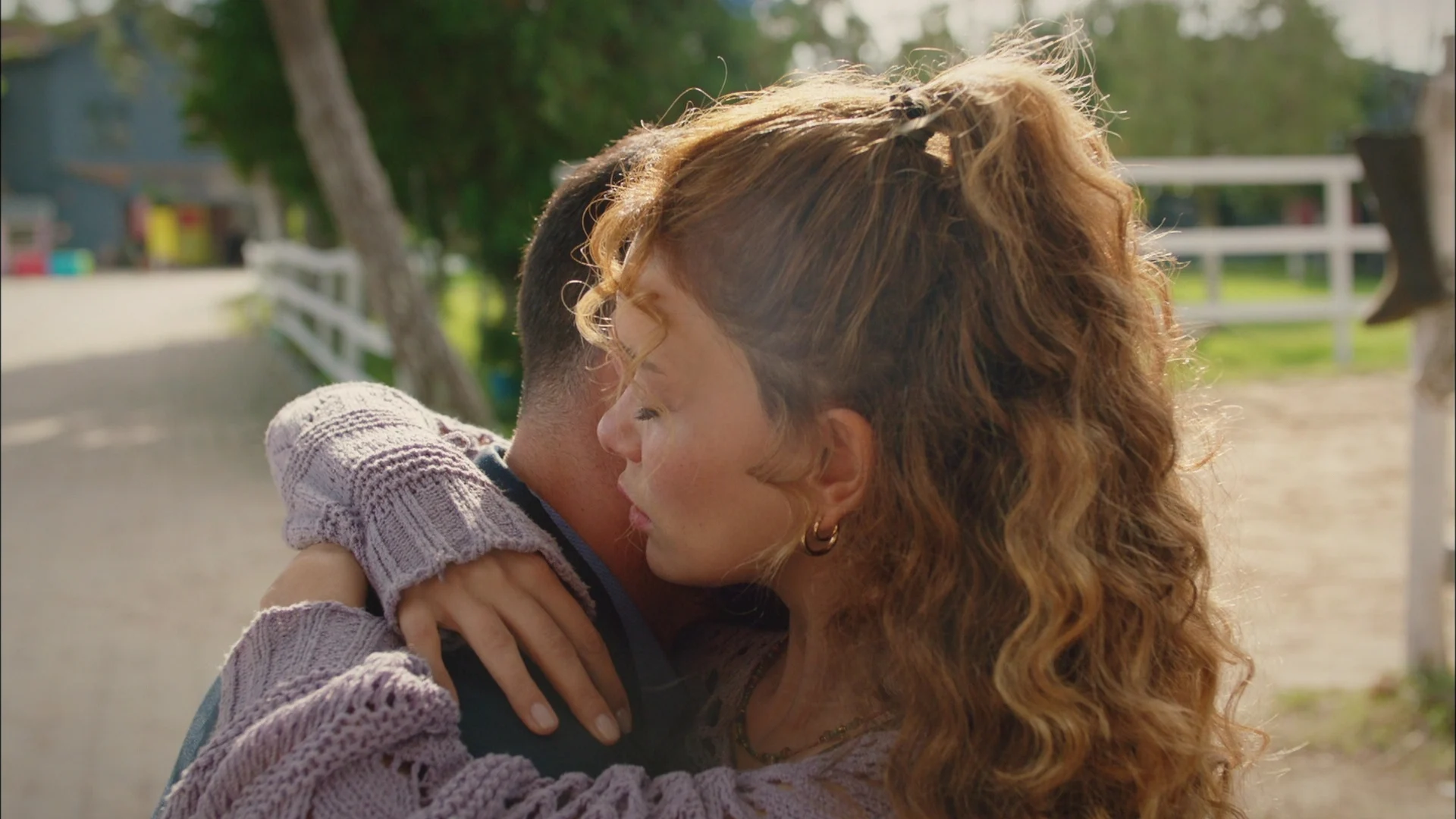 Elif abraça Fırat em um momento da novela turca Sol da Minha Vida