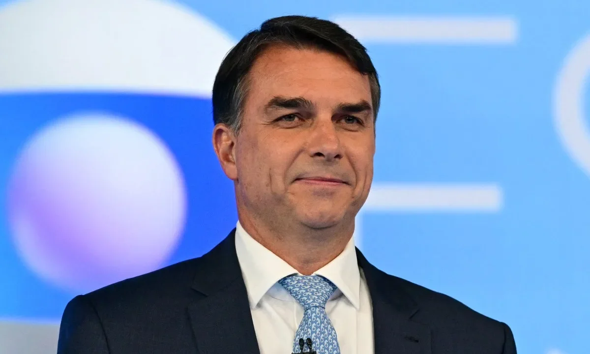 Flávio Bolsonaro afirma ser 'verdadeiro presidente eleito' após chegar aos EUA