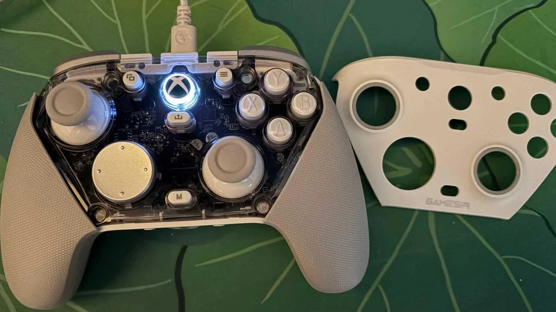 GameSir G7 Pro prateado com a tampa frontal removida e apoiada ao lado.