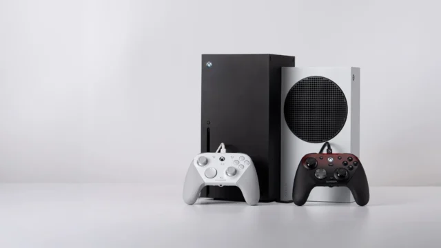 Dois controles GameSir G7 Pro com fio, branco e preto com vermelho, diante de consoles Xbox Series X e Series S