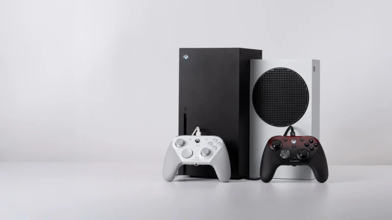 Dois controles GameSir G7 Pro com fio, branco e preto com vermelho, diante de consoles Xbox Series X e Series S