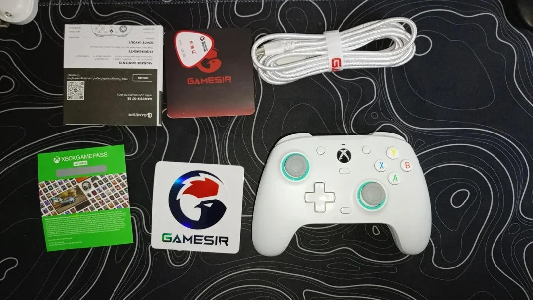 GameSir G7 SE branco com cabo USB e acessórios sobre uma mesa.