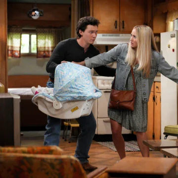 Montana Jordan e Emily Osment como Georgie e Mandy