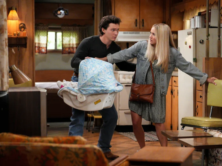 Montana Jordan e Emily Osment como Georgie e Mandy