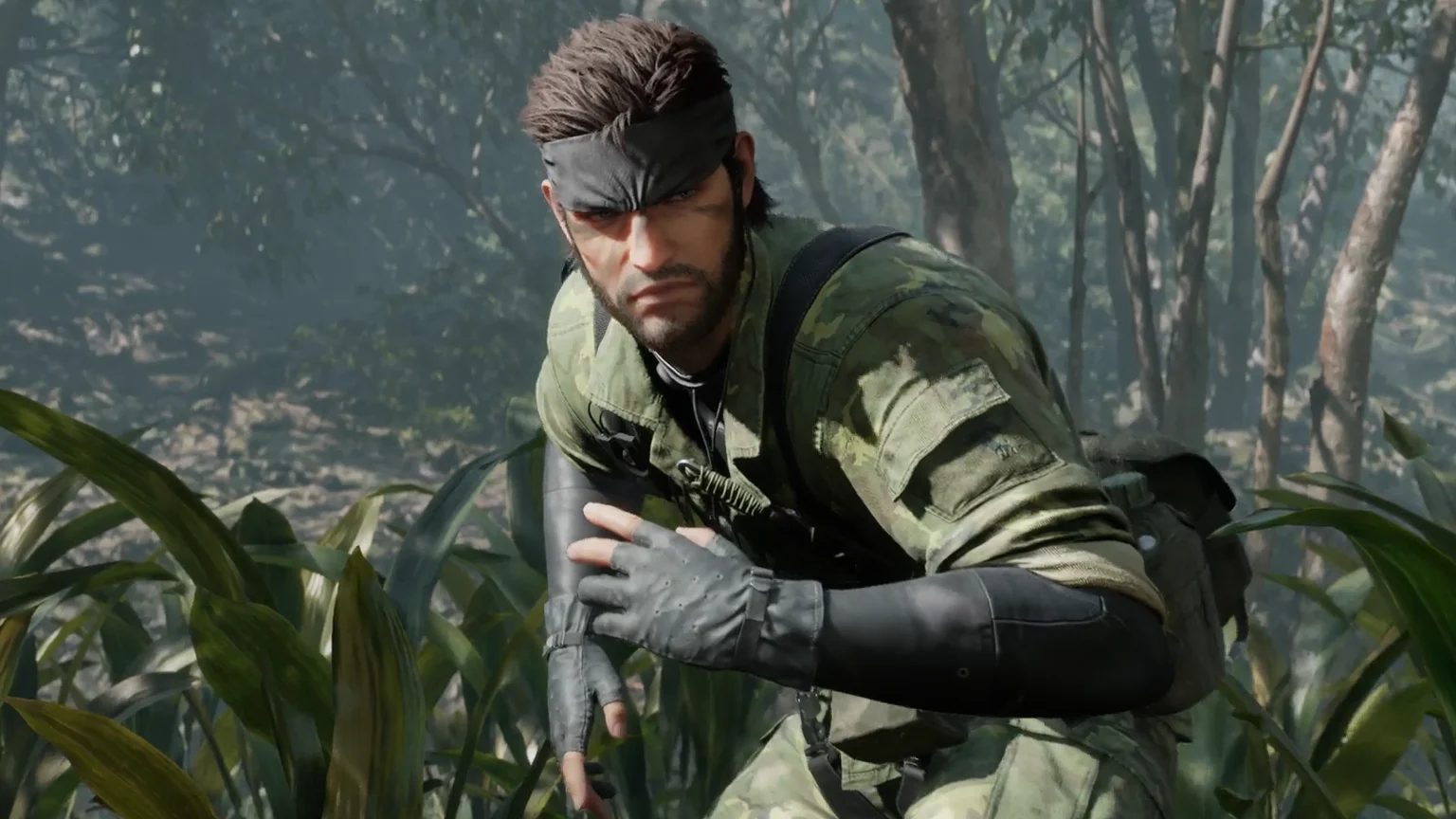 Naked Snake com uniforme camuflado em uma floresta de Metal Gear Solid Delta: Snake Eater