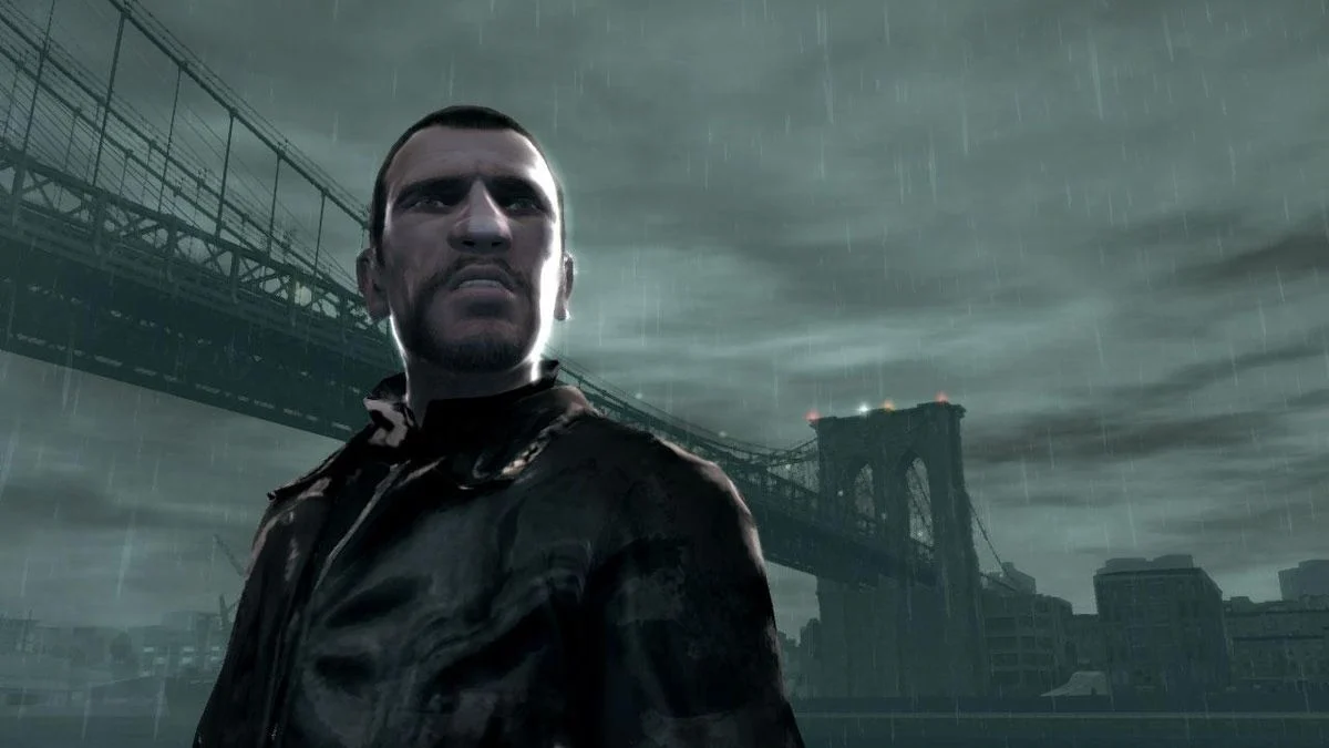Niko Bellic em Grand Theft Auto IV, sob um céu cinzento e diante de uma ponte em Liberty City