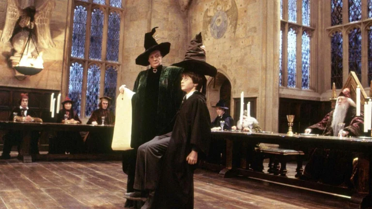 Harry Potter sentado com o Chapéu Seletor ao lado de Minerva McGonagall no Salão Principal de Hogwarts