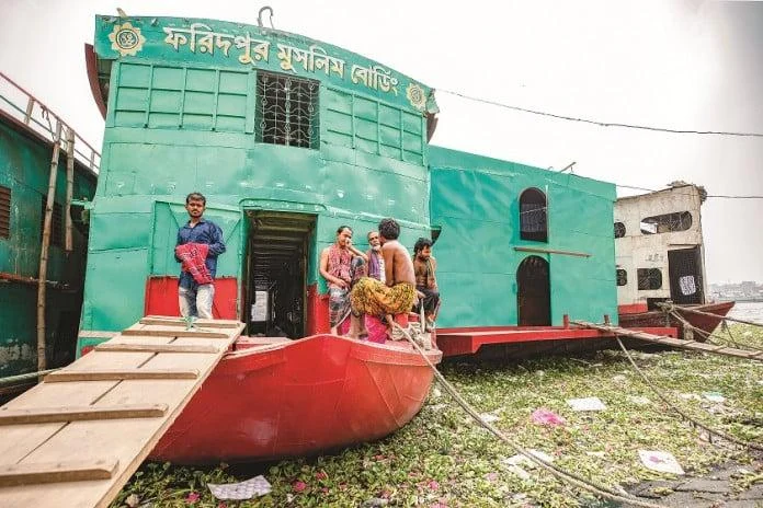 Hotel mais barato do mundo tem diária de R$ 2 e fica dentro de um barco; veja fotos