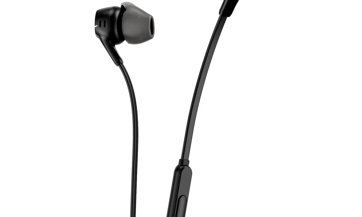 Fones HyperX Cloud Earbuds II pretos, com microfone integrado ao cabo.