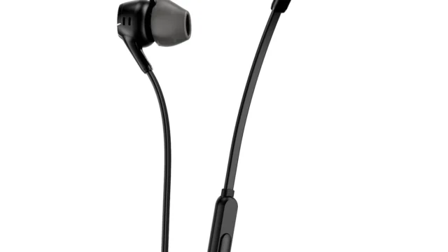 Fones HyperX Cloud Earbuds II pretos, com microfone integrado ao cabo.