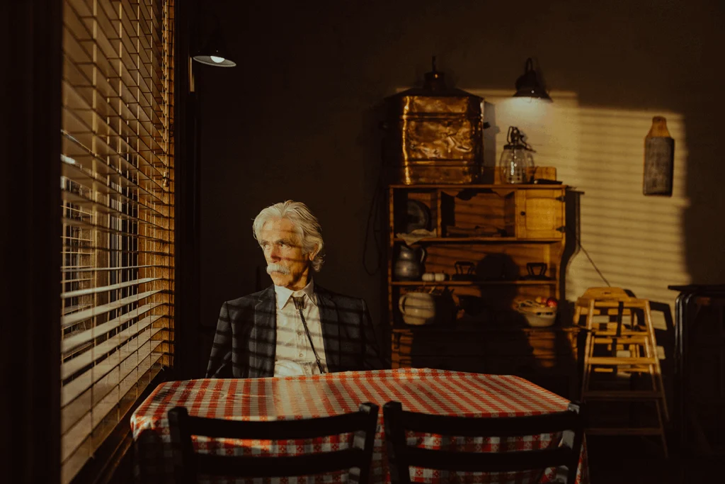 Cena de Landman em um restaurante com iluminação lateral