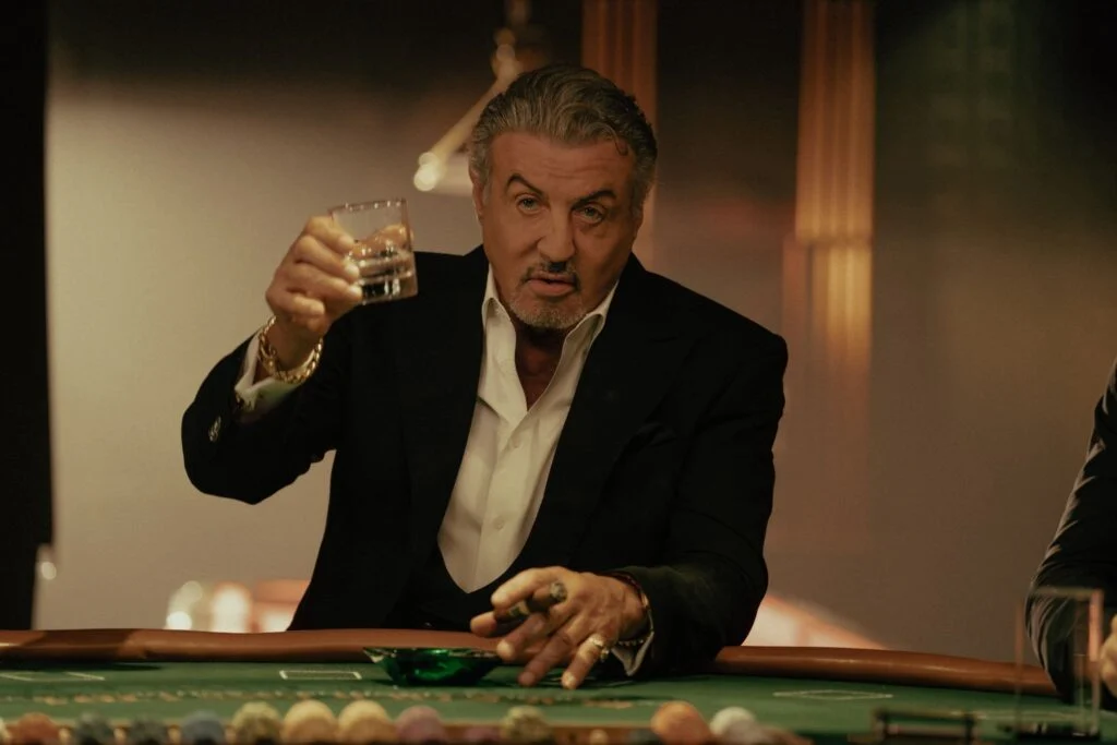 Sylvester Stallone interpreta o mafioso Dwight Manfredi em Tulsa King