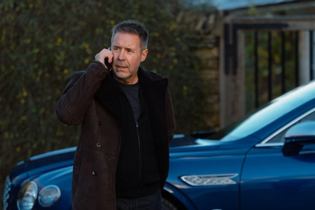 Kevin Harrigan interpretado por Paddy Considine ao telefone em Terra da Máfia