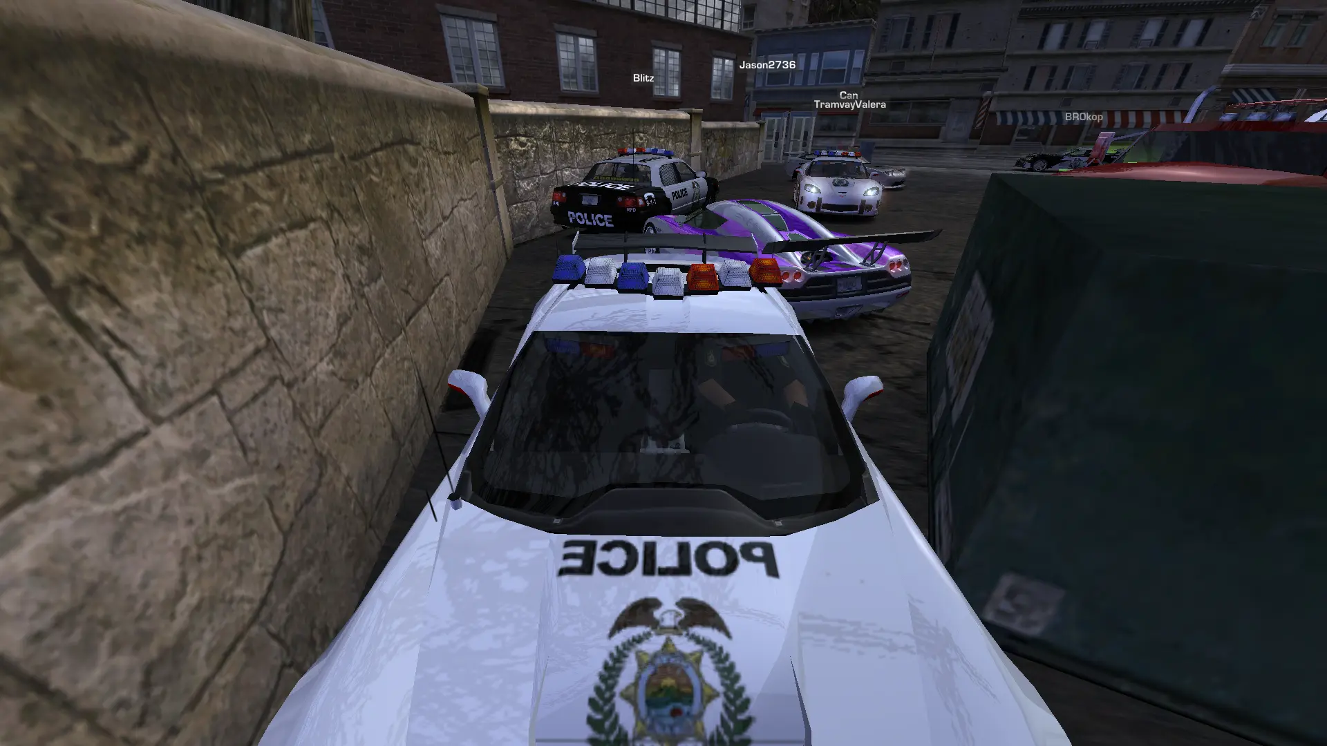 Carros de polícia e corredores em um encontro multiplayer de Need for Speed Most Wanted