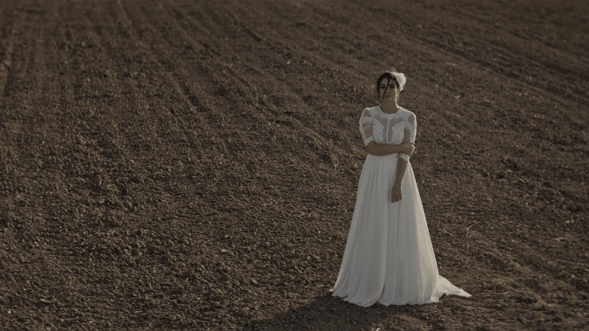 Noiva de vestido branco em um campo em imagem de divulgação de O Casamento de Djinn