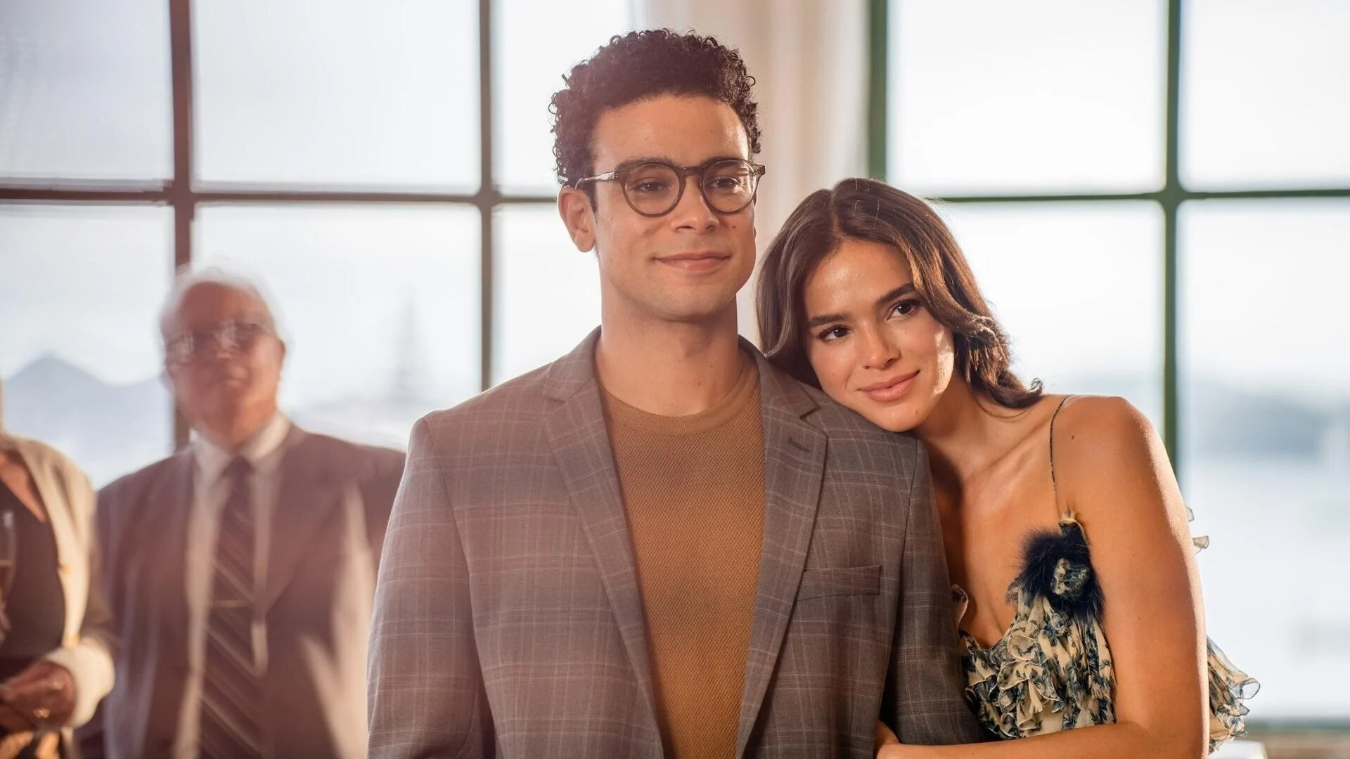 Bia apoia a cabeça no ombro de Victor em cena de Amor da Minha Vida