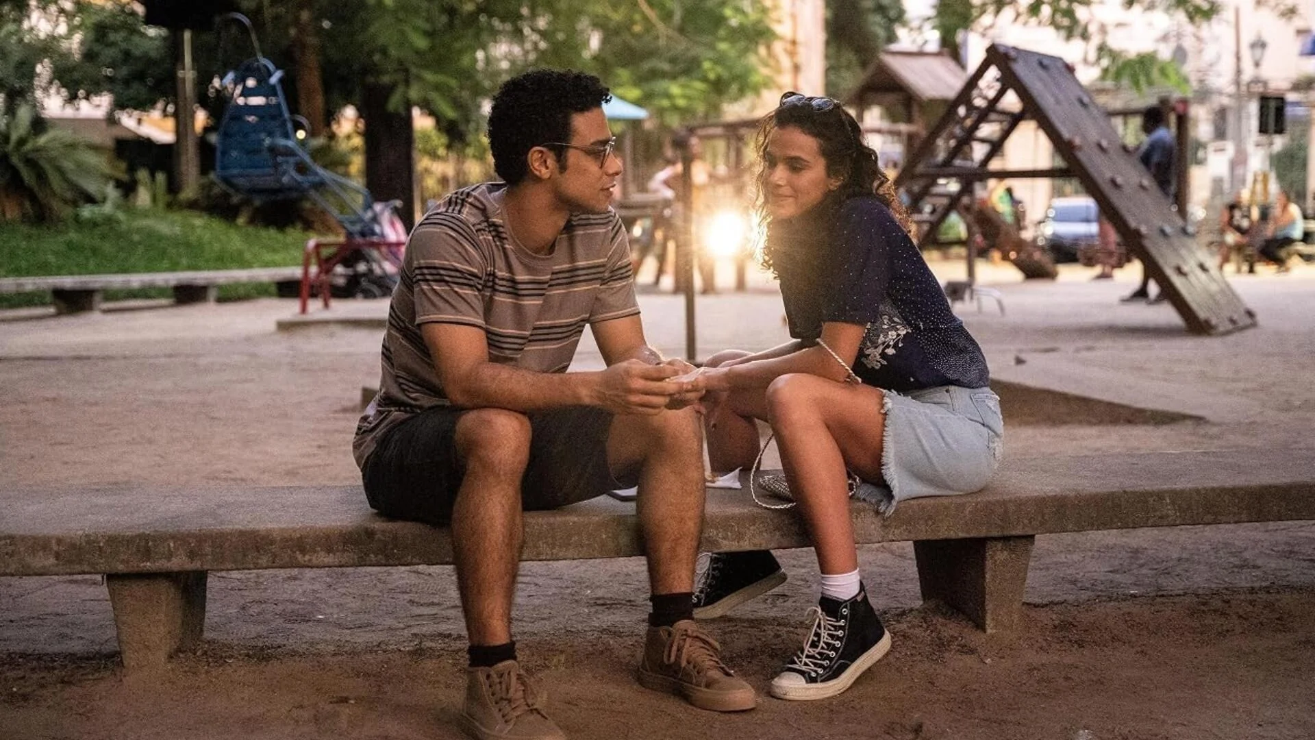 Bia e Victor conversam sentados em um banco em Amor da Minha Vida