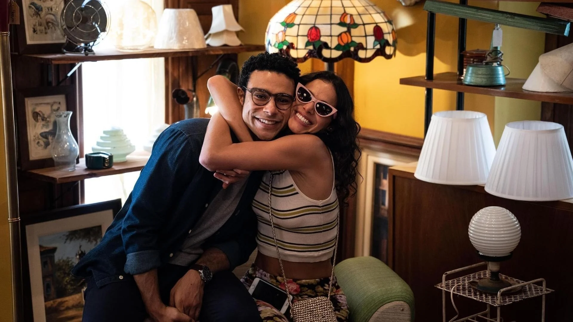 Bia abraça Victor na loja de lustres em Amor da Minha Vida