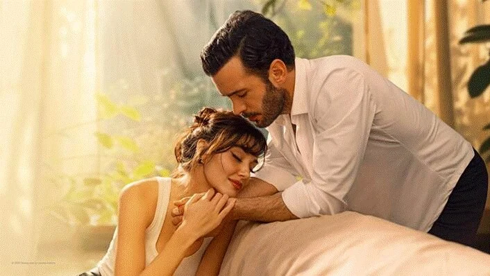 Deniz se aproxima de Güneş em cena romântica da série turca Lembranças de um Amor
