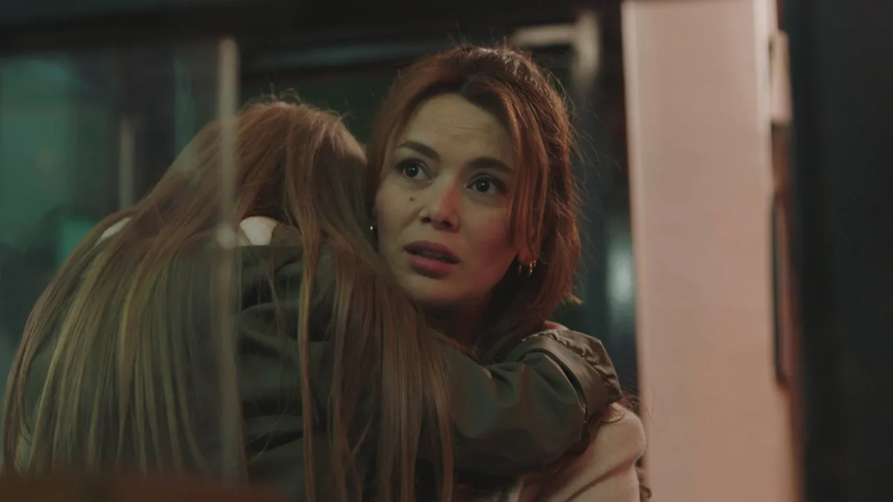 Elif segura Güneş no colo em uma cena de Sol da Minha Vida.