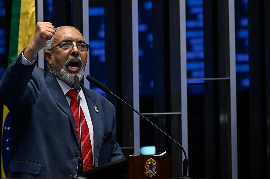 Senador Paulo Paim discursa na tribuna do Senado sobre a PEC 221 de 2019, em 14 de outubro de 2026
