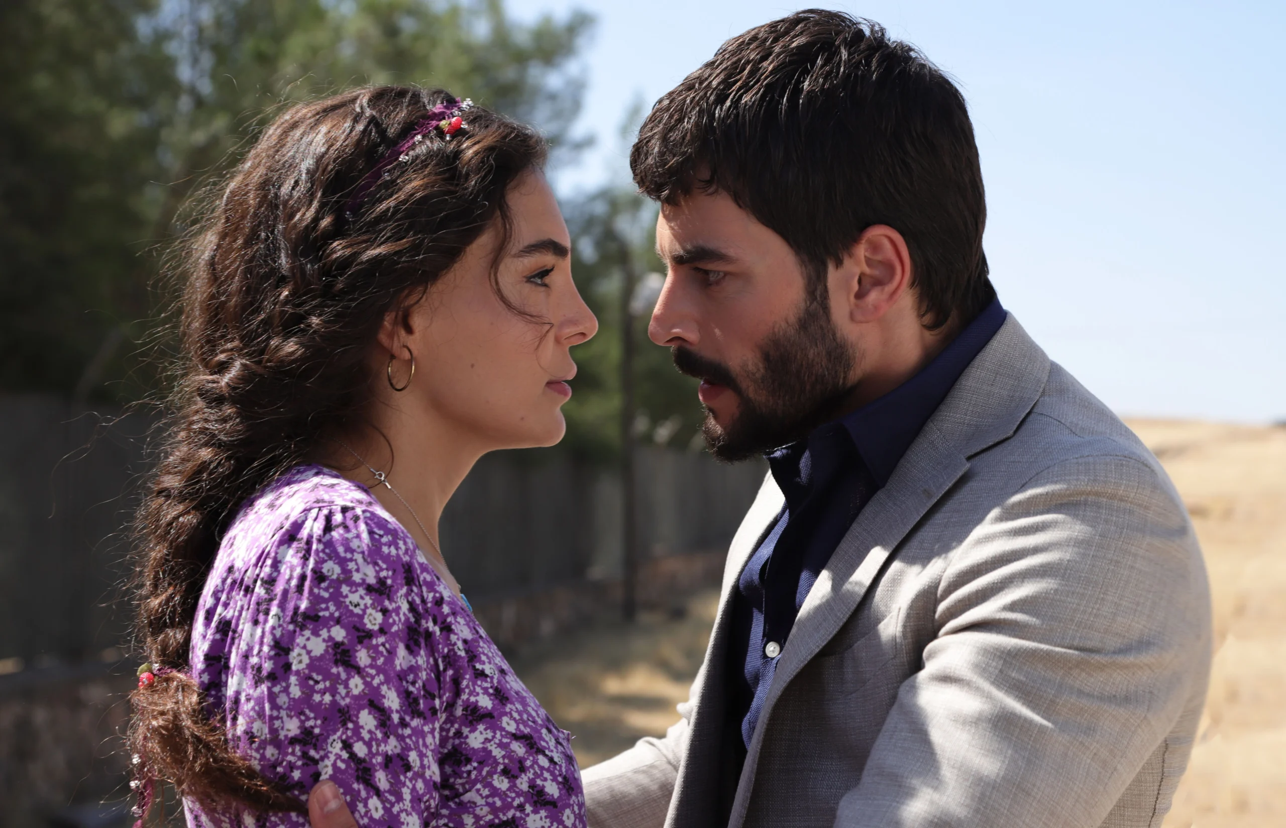 Reyyan e Miran frente a frente em uma cena da novela turca Hercai Amor e Vingança