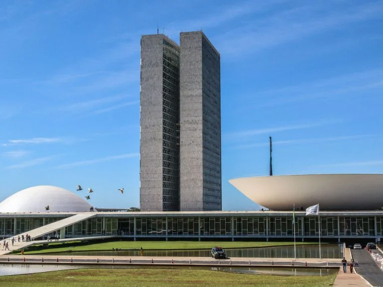 Fachada do Congresso Nacional, em Brasília, com as torres e as cúpulas da Câmara e do Senado