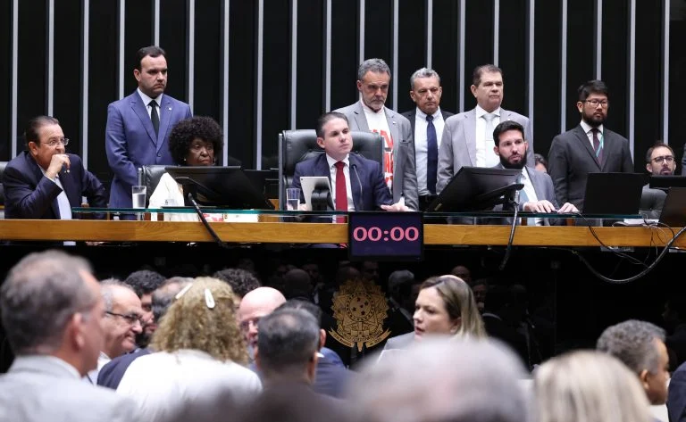 Plenário da Câmara dos Deputados durante votação da proposta de fim da escala 6x1 em 27 de maio de 2026
