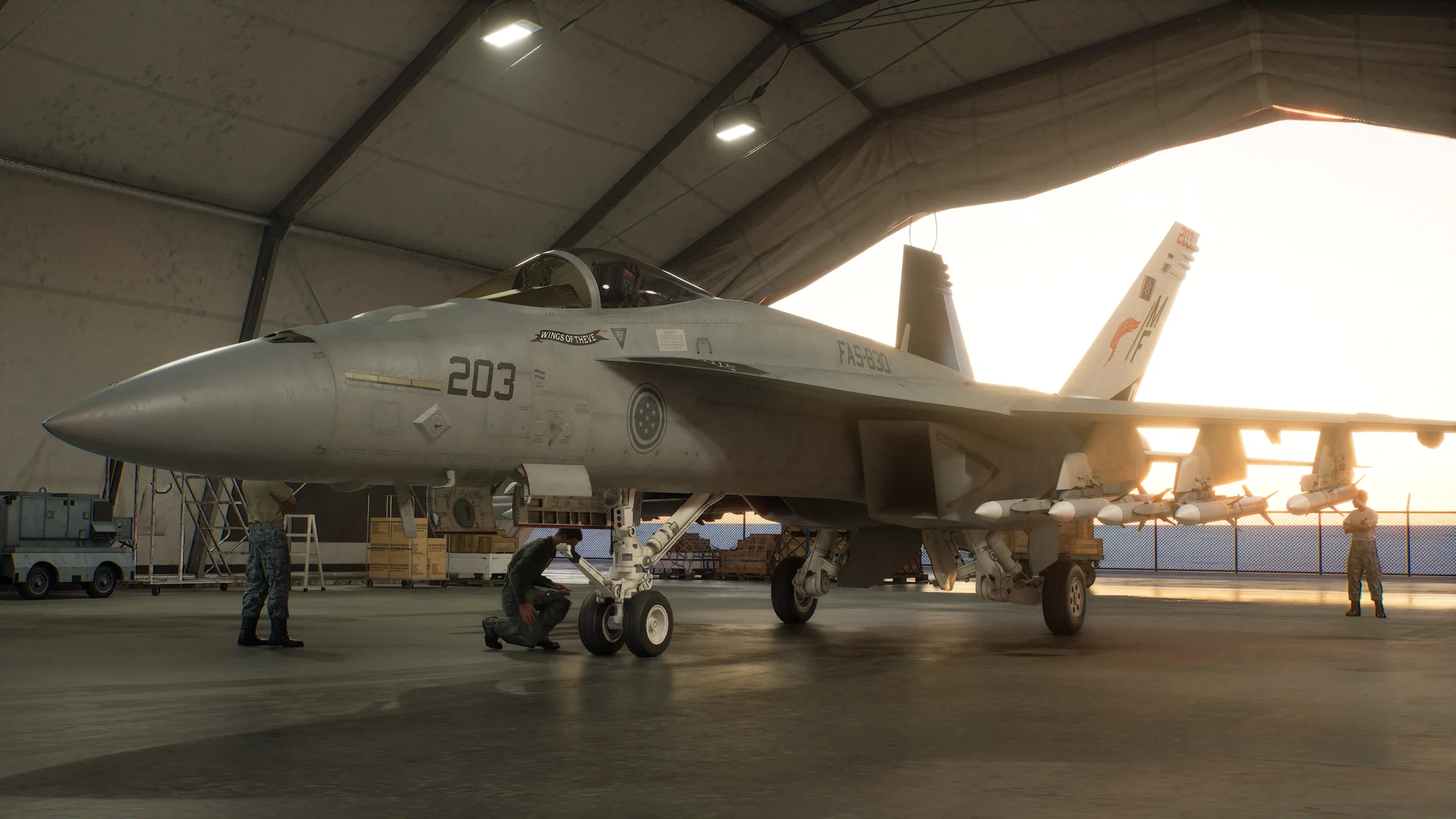 Caça militar de Ace Combat 8 sendo preparado dentro de um hangar