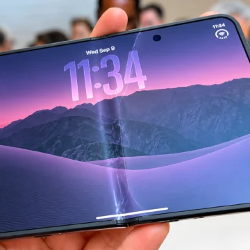 iPhone Duo tem telas rachadas em horas; Apple reconhece falha e orienta troca