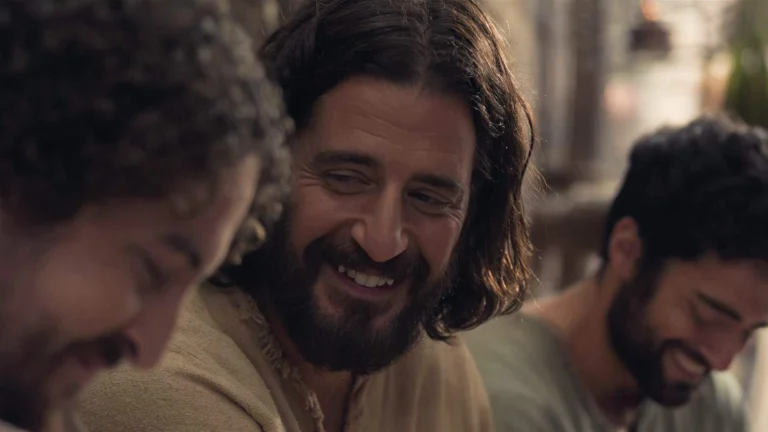 Jonathan Roumie sorri em cena de The Chosen, série que tem cinco temporadas gratuitas no app oficial
