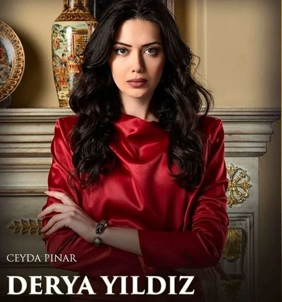 Foto promocional de Ceyda Pınar caracterizada como Derya, com identificação original da personagem