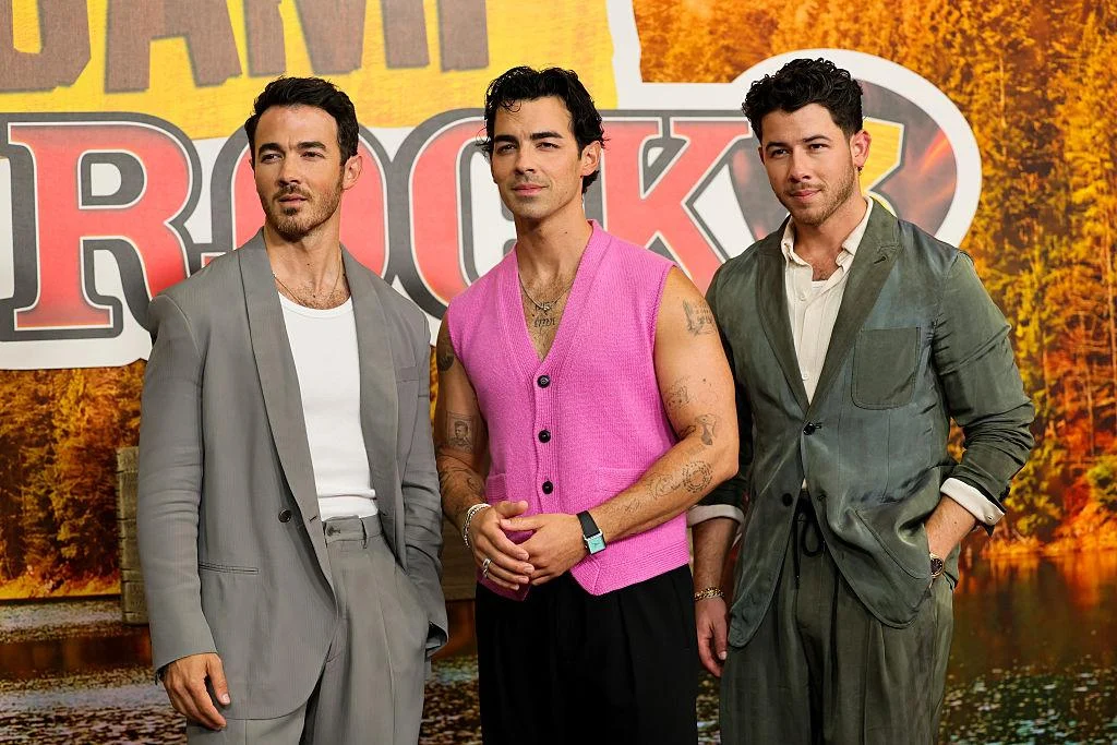 Kevin Jonas envia foto íntima por engano aos irmãos e entra em desespero