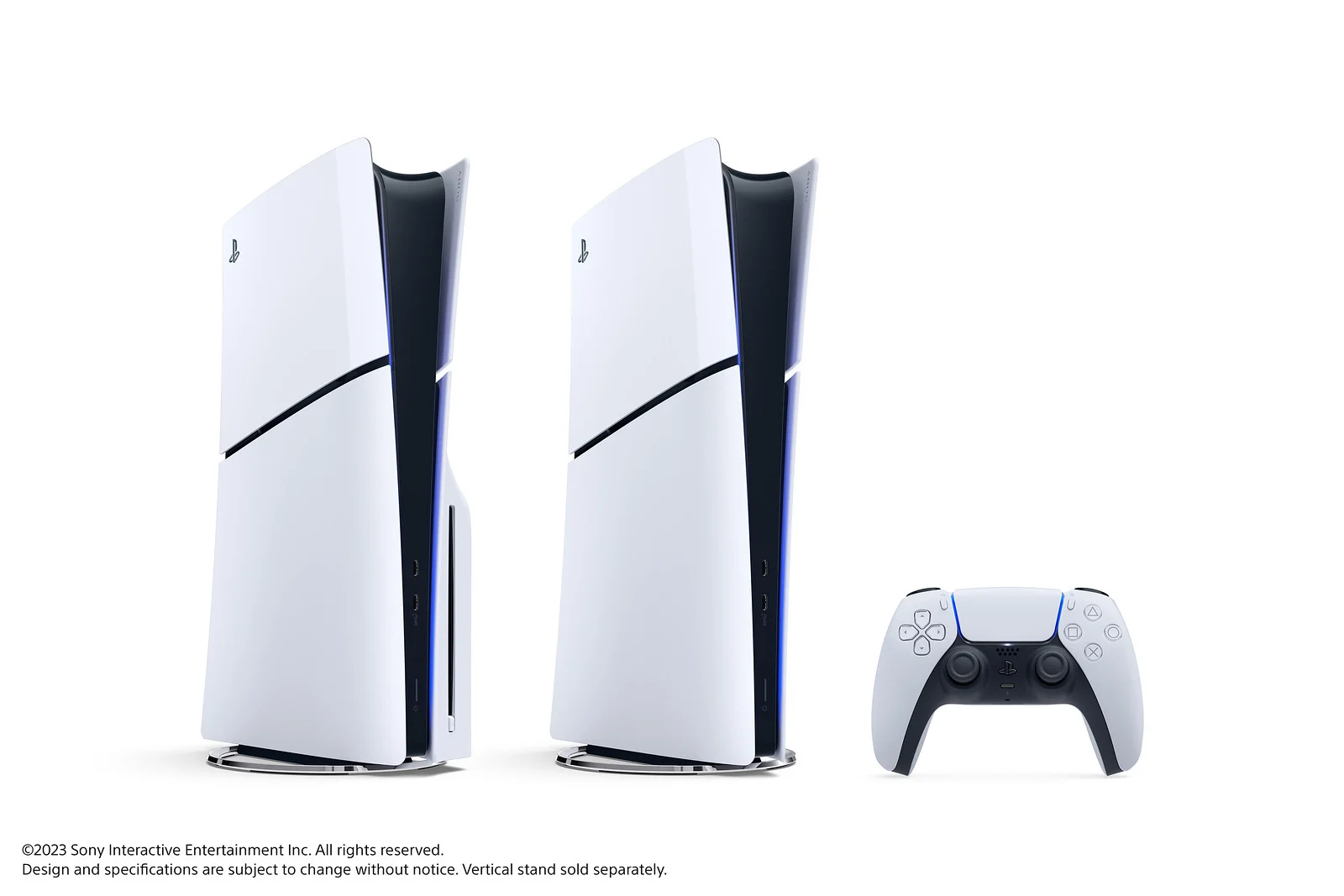 Modelos de console PlayStation 5 e controle DualSense em foto oficial da Sony