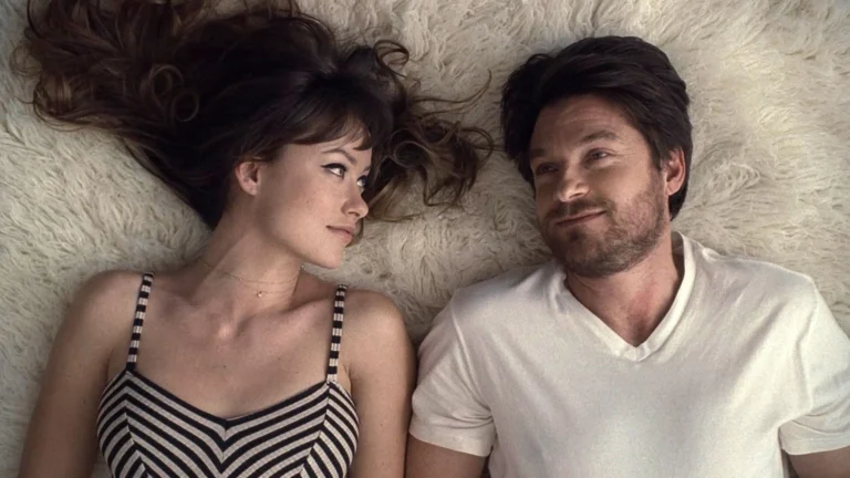 Olivia Wilde e Jason Bateman aparecem lado a lado em cena do filme Uma Semana a Três