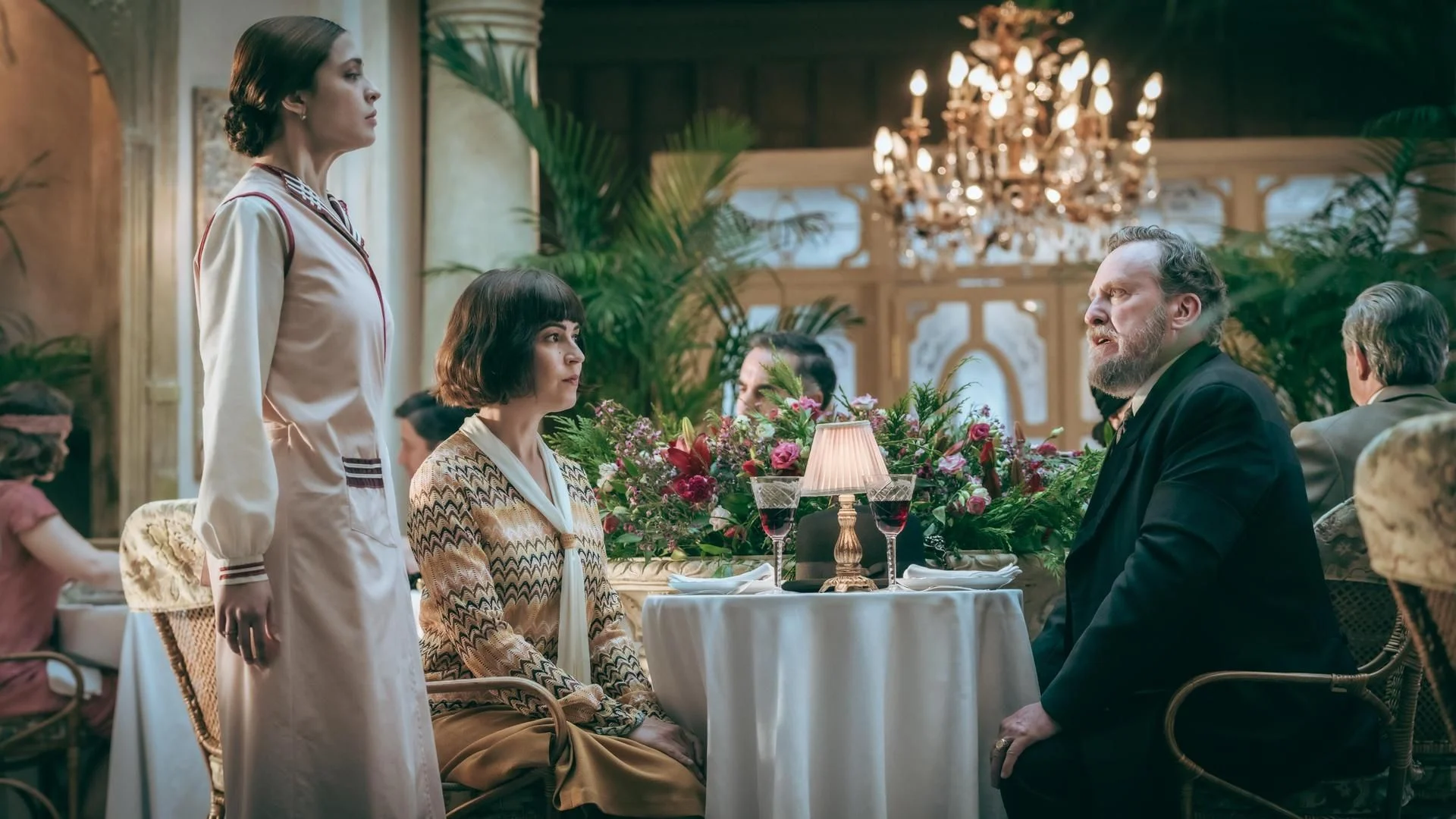 Elena confronta o marquês César em uma mesa do restaurante La Favorita, acompanhada de Cecilia