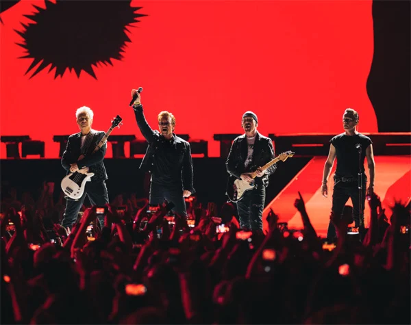 U2 se apresenta ao vivo no Morumbi em São Paulo durante a turnê The Joshua Tree em outubro de 2017