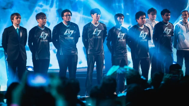 Jogadores da CLG reunidos no palco do Mundial de League of Legends de 2015